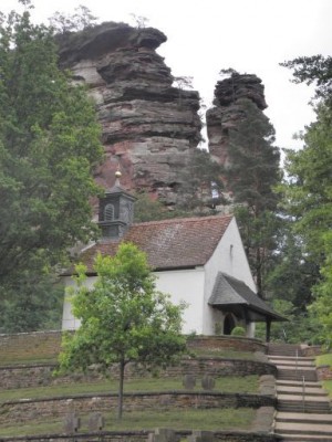 Blick auf Michaelskapelle und Hochstein.jpg