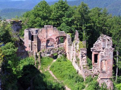 Blick von der Schildmauer in die Ruine